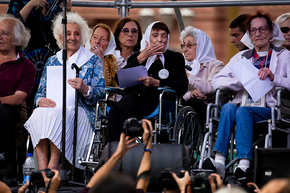 Contra desmonte de Milei, Avós da Praça de Maio buscam apoio internacional da UE