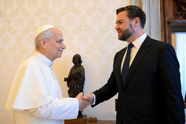 Após críticas, papa Leão XIV recebe vice-presidente dos EUA no Vaticano