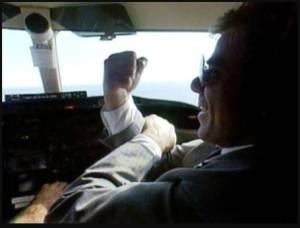 Marco Aurélio (Reginaldo Faria) dá banana para o Brasil em 'Vale Tudo' (1988)