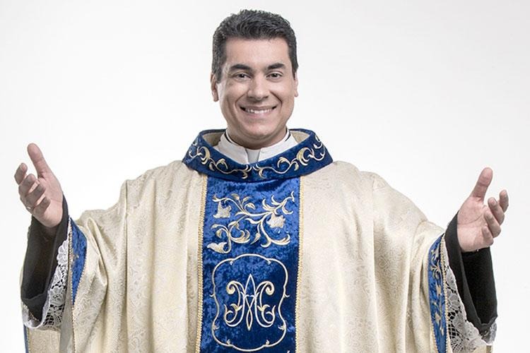 O padre influencer que se negou a batizar bebê reborn