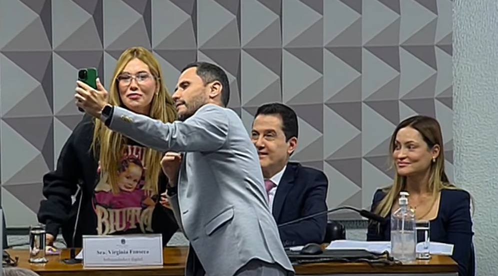 Momento em que o senador Cleitinho (Republicanos-MG) se dirige à influenciadora Virgínia Fonseca para que ela produza um vídeo direcionado à esposa do parlamentar