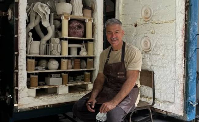 Leonardo Vieira em seu ateliê de cerâmica
