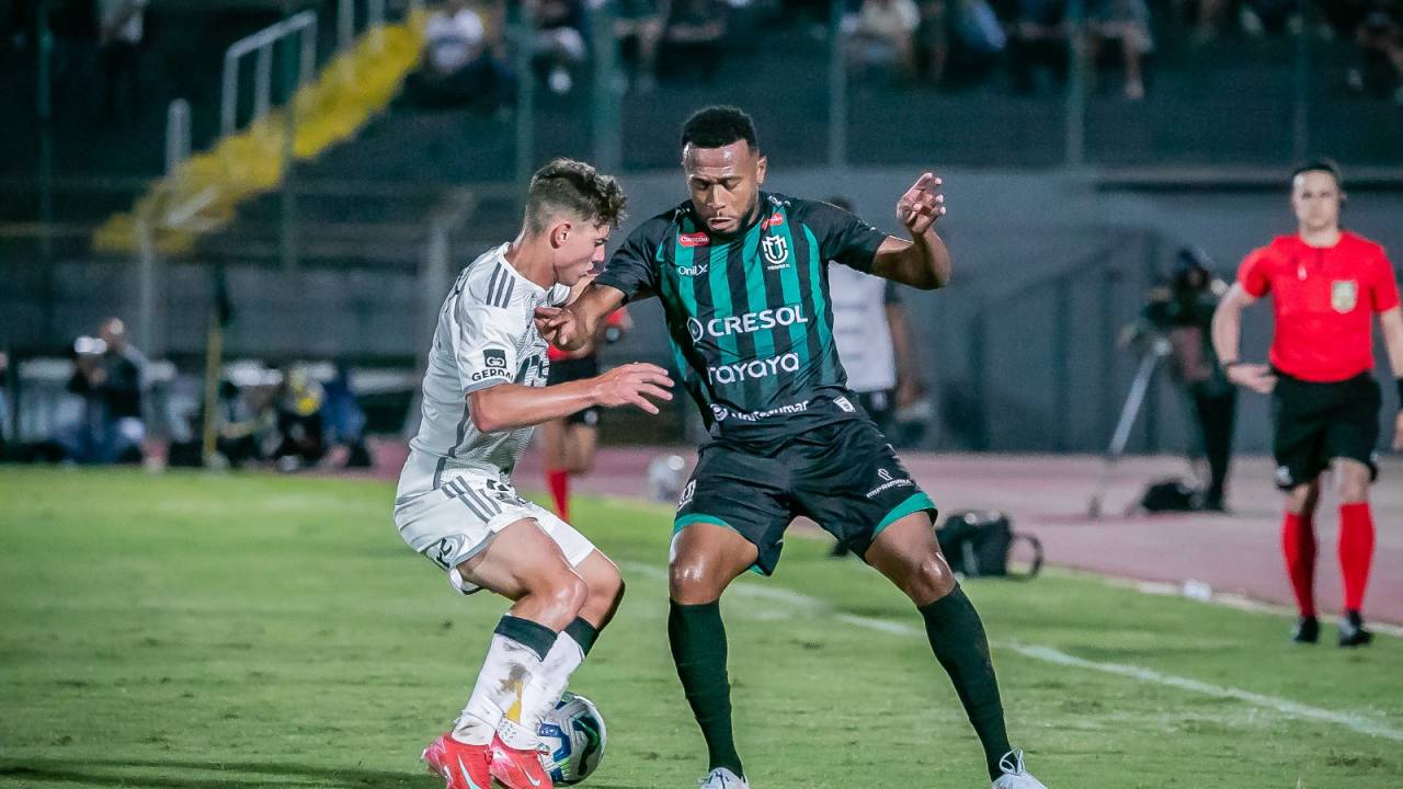 jogador do maringá FC disputa bola com jogador do Atlético-MG em partida da Copa do Brasil