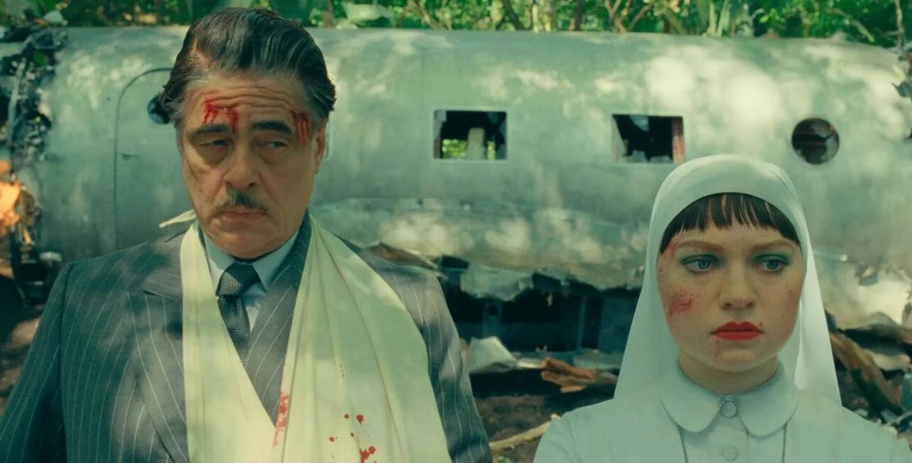 Benicio del Toro e Mia Threapleton em 'O Esquema Fenício' -