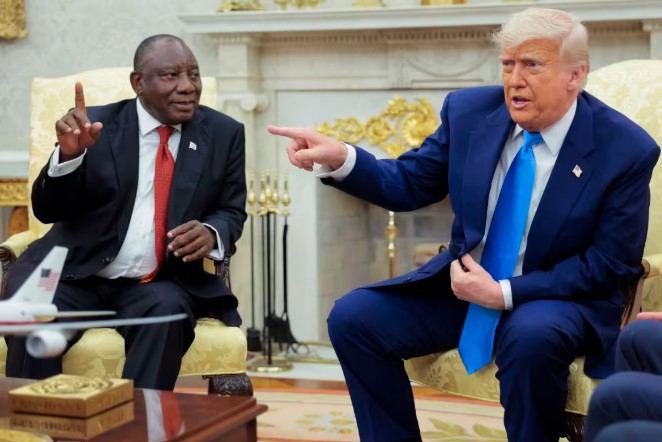 O presidente dos Estados Unidos, Donald Trump, e da África do Sul, Cyril Ramaphosa no Salão Oval da Casa Branca na quarta-feira, 21 de maio de 2025