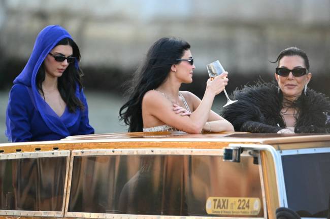 ITALY-VENICE-WEDDING-BEZOS Kendall, Kris e Kylie Jenner seguem para festa de casamento de Jeff Bezos com Lauren Sanchez, em Veneza -