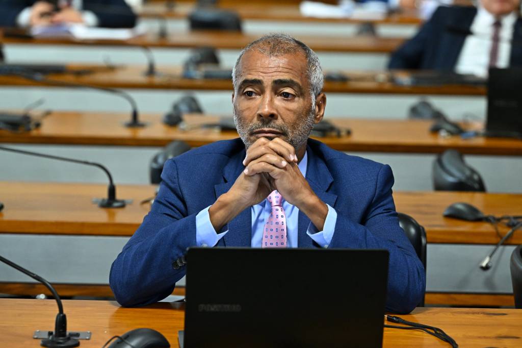 Romário cobra rigor com nova regra da ANS sobre negativas de cobertura