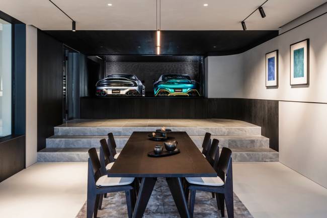 Aston Martin Garagem Carros na garagem podem ser vistos também dentro de casa