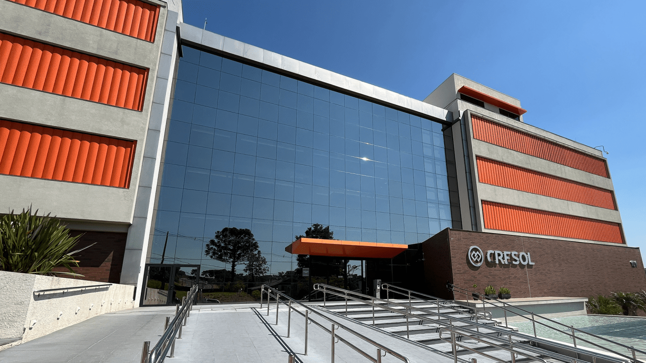 Em 24 de junho de 1995, num Dia de São João, no sudoeste do Paraná, 27 pequenos produtores rurais fundaram a primeira cooperativa do Sistema Cresol. Trinta anos se passaram e agora são mais de 1 milhão de cooperados, um número que, de acordo com a previsão da direção do sistema, tende a dobrar até 2030.