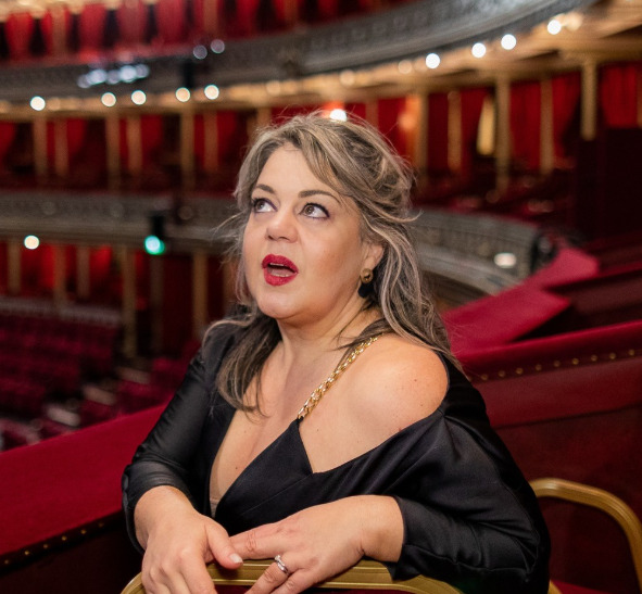 A explicação para cantora brasileira ser condecorada por realeza britânica