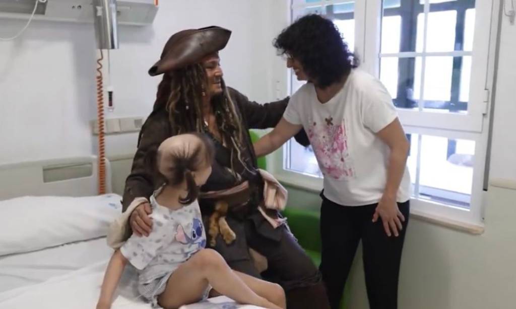 Johnny Depp surpreende crianças em hospital na Espanha; veja vídeo