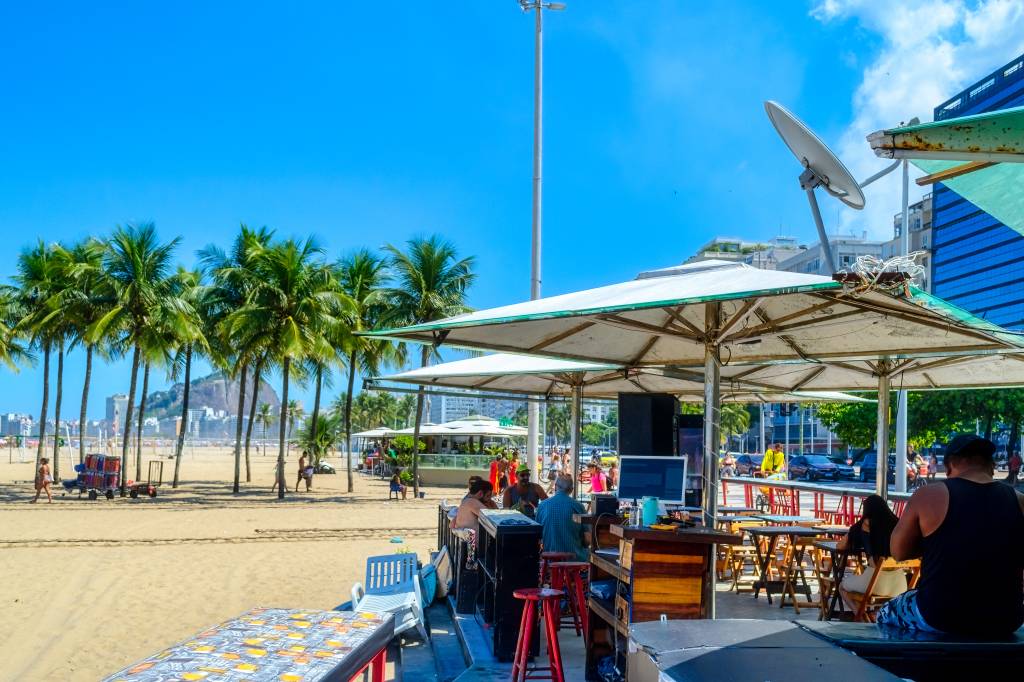 Novas regras nas praias do Rio: fiscalização multa 26 barracas no primeiro dia