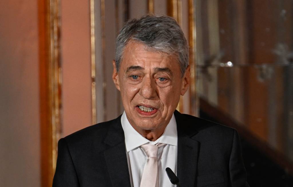 Chico Buarque deixa hospital após cirurgia no crânio