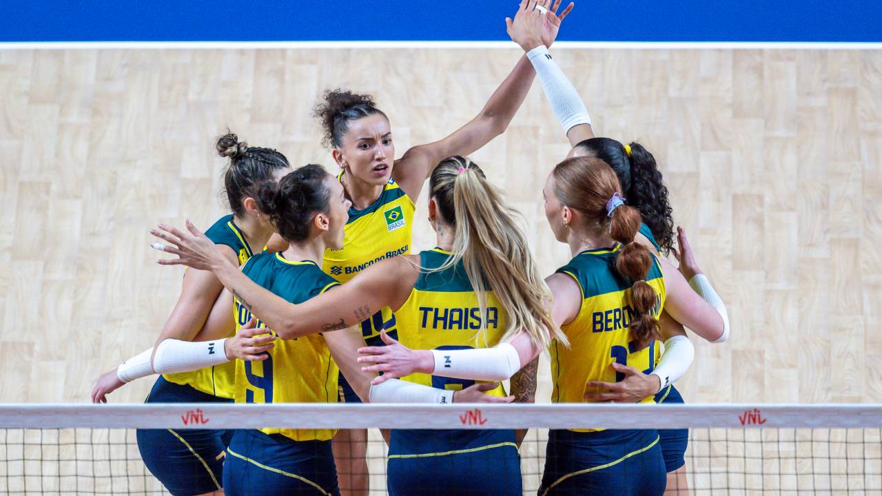 HONG KONG, CHINA - JUNE 12: Players of Brazil celebrates after the play during the FIVB Volleyball Nations League pool 5 match between Brazil and Poland on June 12, 2024 in Hong Kong, China. (Photo by Yu Chun Christopher Wong/Eurasia Sport Images/Getty Images)