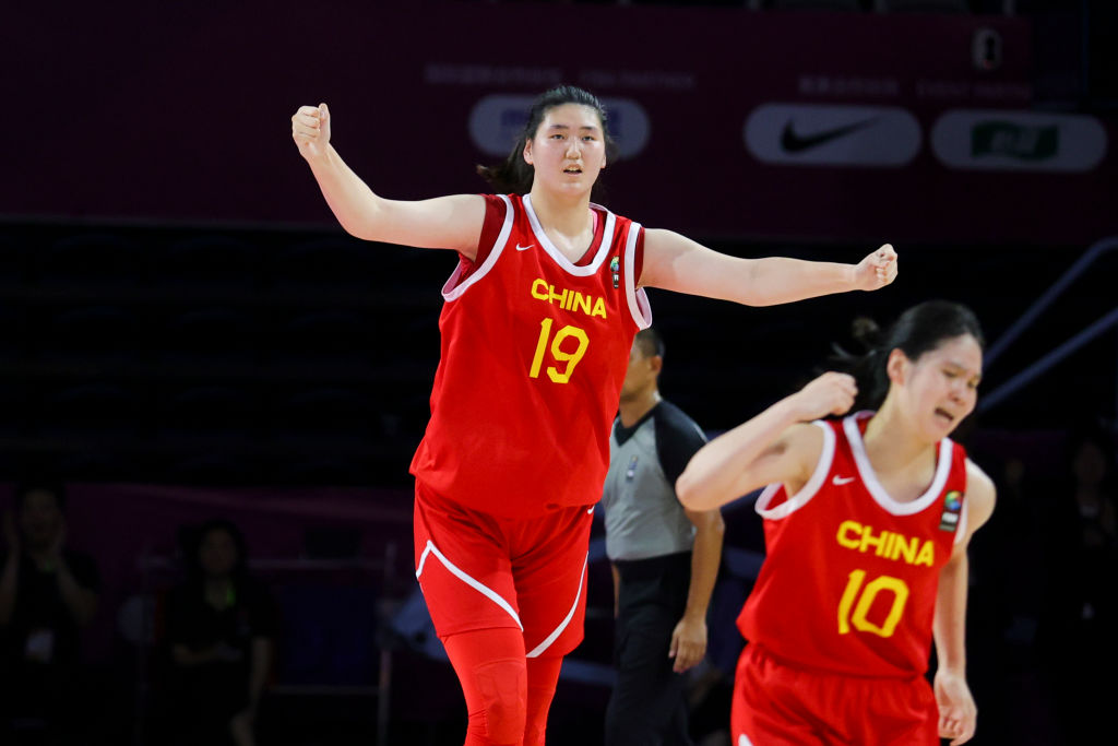 Conheça a jogadora basquete de 18 anos da seleção chinesa com mais de 2m20 de altura