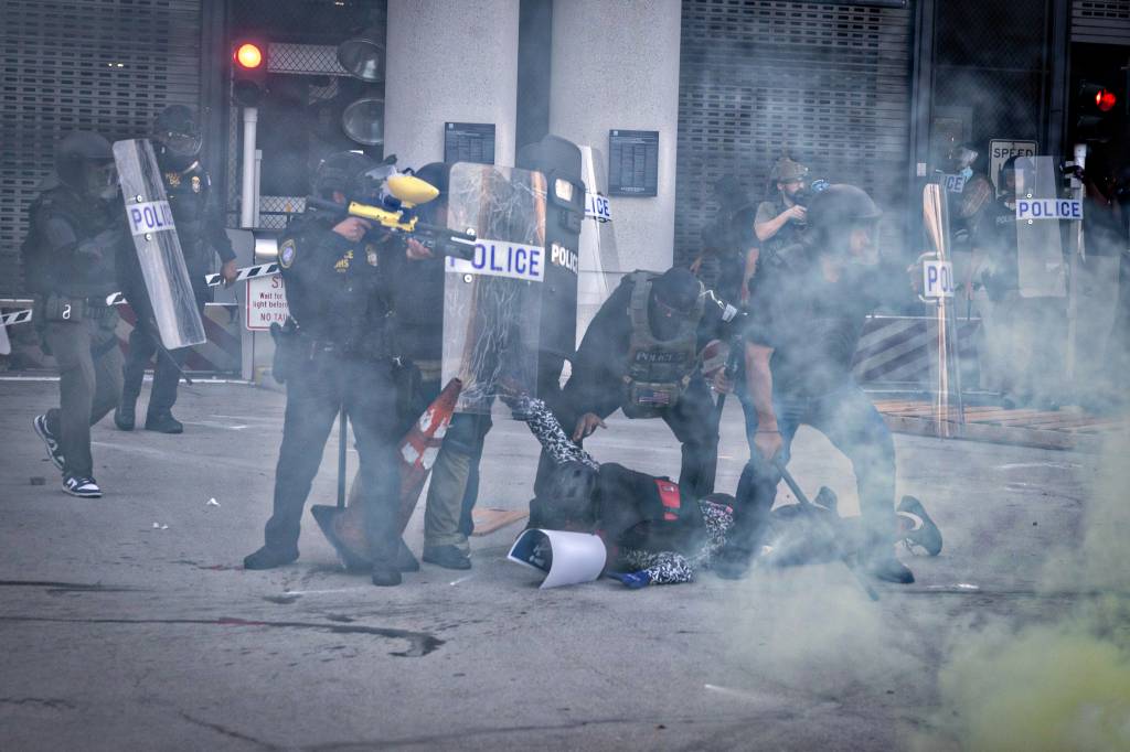 Trump ordena e Guarda Nacional parte para cima de manifestantes em Los Angeles
