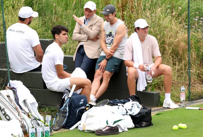 LONDON, ENGLAND - JUNE 28: Carlos Alcaraz of Spain and Joao Fonseca of Brazil interact during a training session prior to The Championships Wimbledon 2025 at All England Lawn Tennis and Croquet Club on June 28, 2025 in London, England. (Photo by Clive Brunskill/Getty Images)