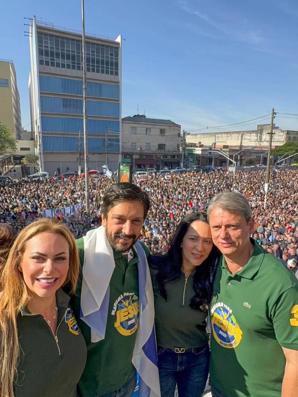 Marcha para Jesus: Tarcísio canta louvor e posa com bandeira de Israel