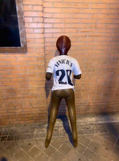 Imagem do WhatsApp de 2025-06-16 à(s) 15.25.34_406f92bb Boneco de plástico com camisa de Vini Jr. do Real Madrid
