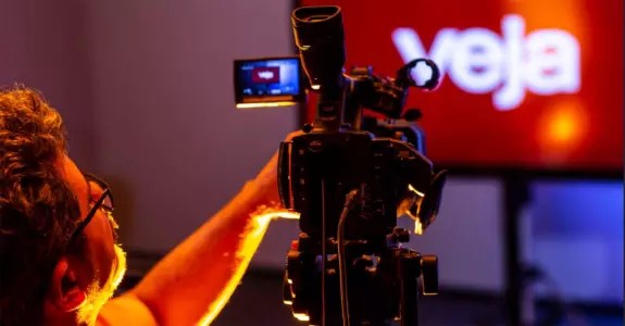 A estratégica parceria entre o novo canal Veja+ e o Samsung TV Plus