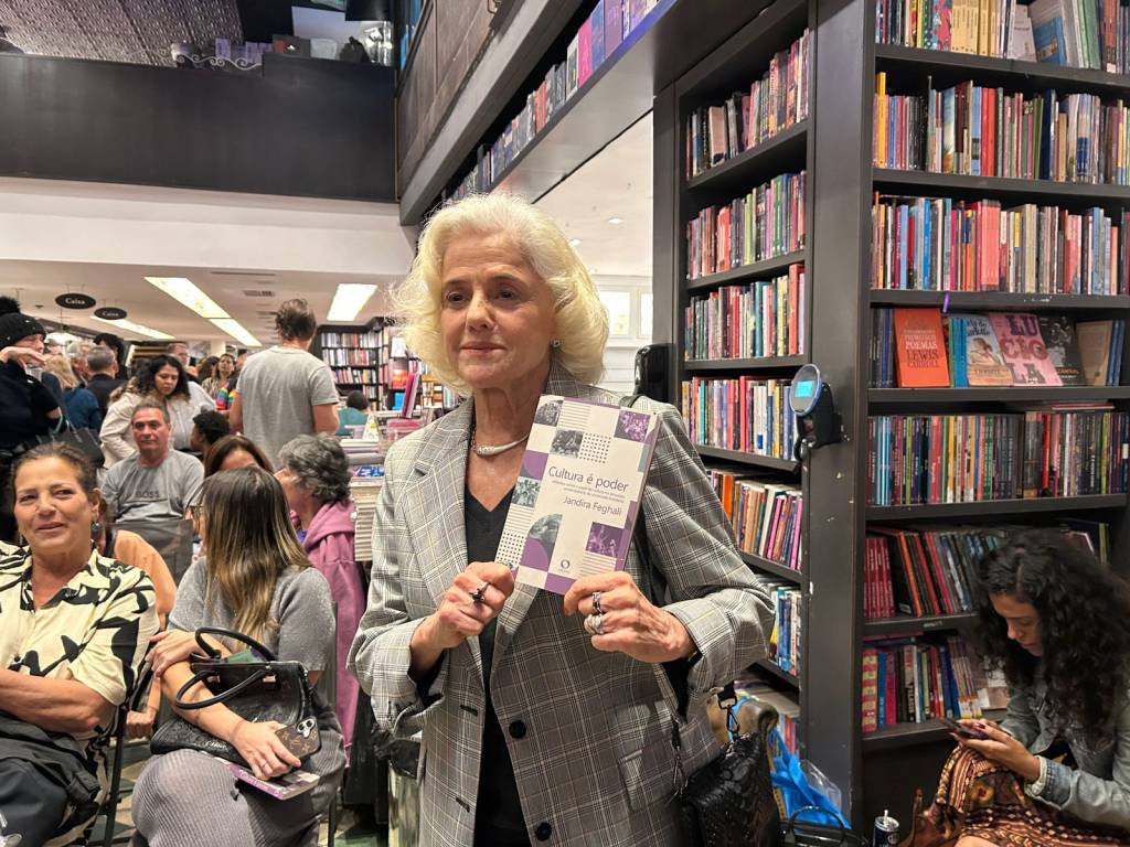 Atores da Globo prestigiam lançamento de livro de deputada Jandira Feghali