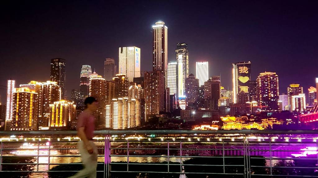 Montanhas, arranha-céus e túneis: Como Chongqing, na China, virou o maior laboratório urbano do mundo