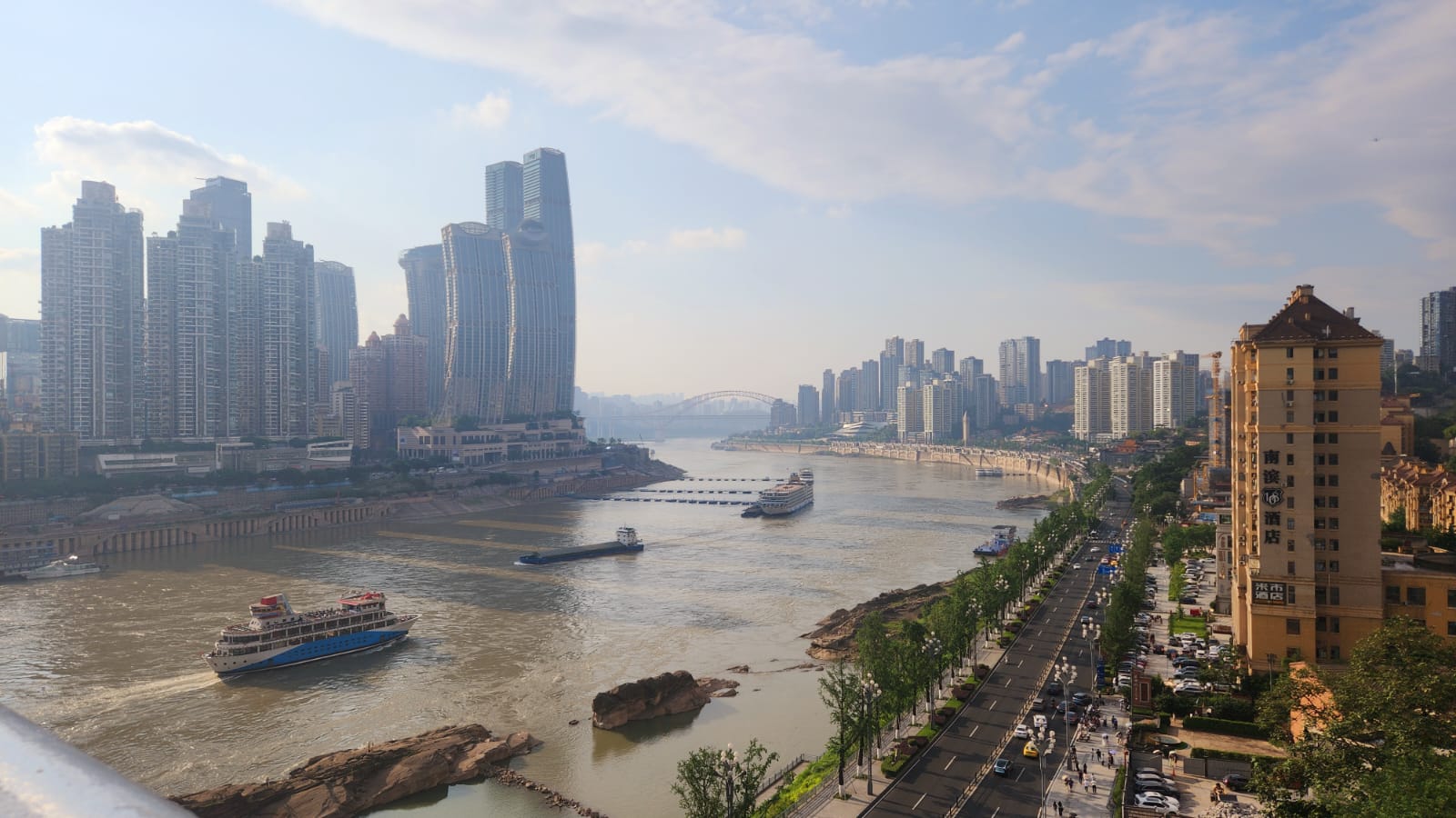 Centro de Chongqing, &agrave;s margens do rio Yang-Ts&eacute;
