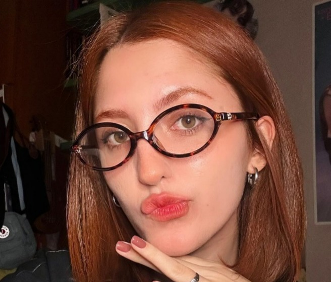 A influenciadora que narra a Bíblia em tom de fofoca