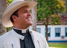 O padre e ex-militar que receberá cachê milionário em festa de São João