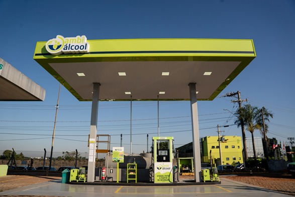 Ambipar passa a abastecer veículos com etanol feito a partir de resíduos alimentares