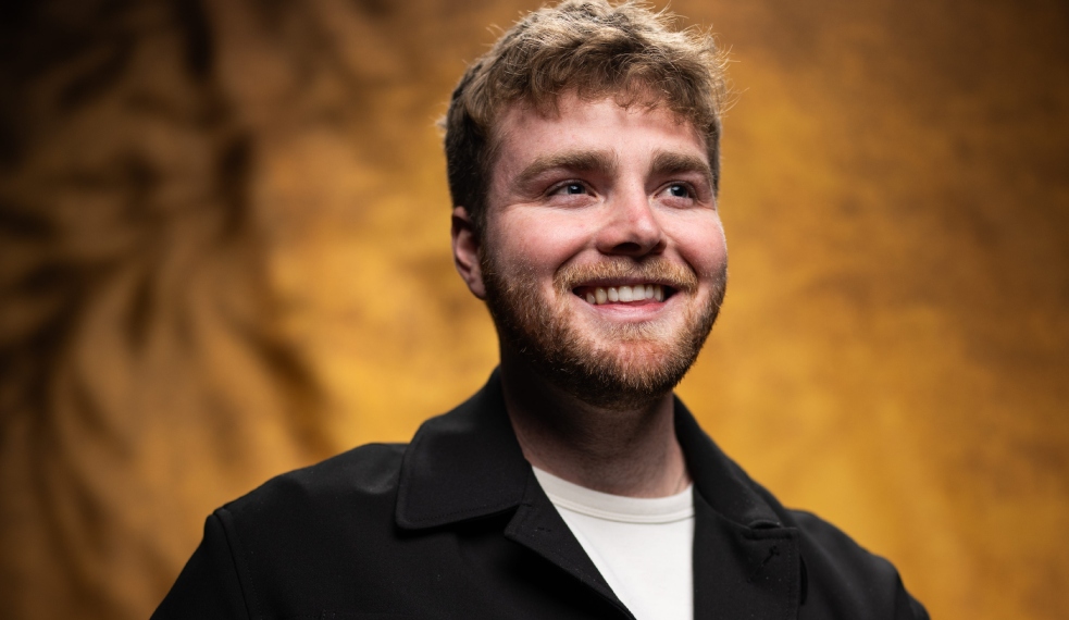 Cantor que atingiu top 1 global já morou na rua; conheça trajetória