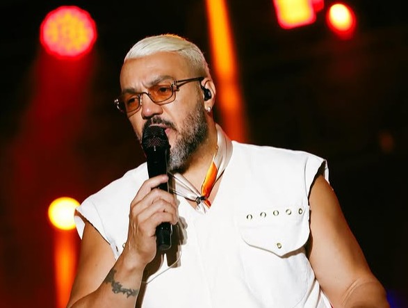 A prefeita que ganhou beijo na boca de Belo durante show