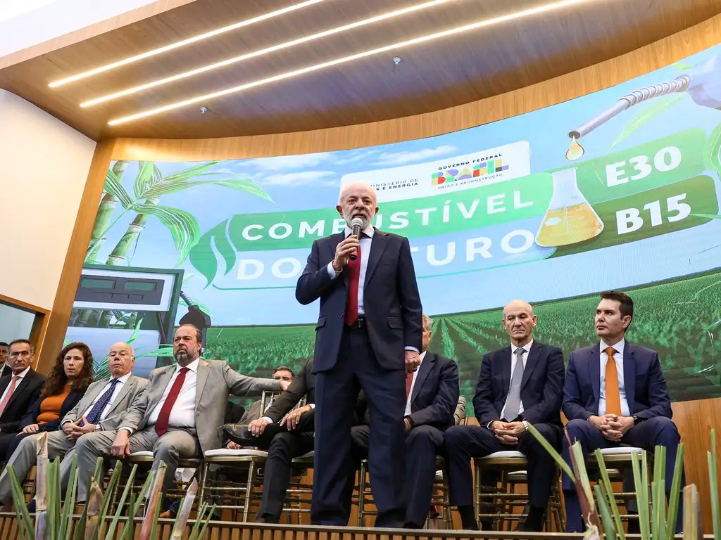 Lula enquadra Watt e cobra plano de fiscalização da ANP