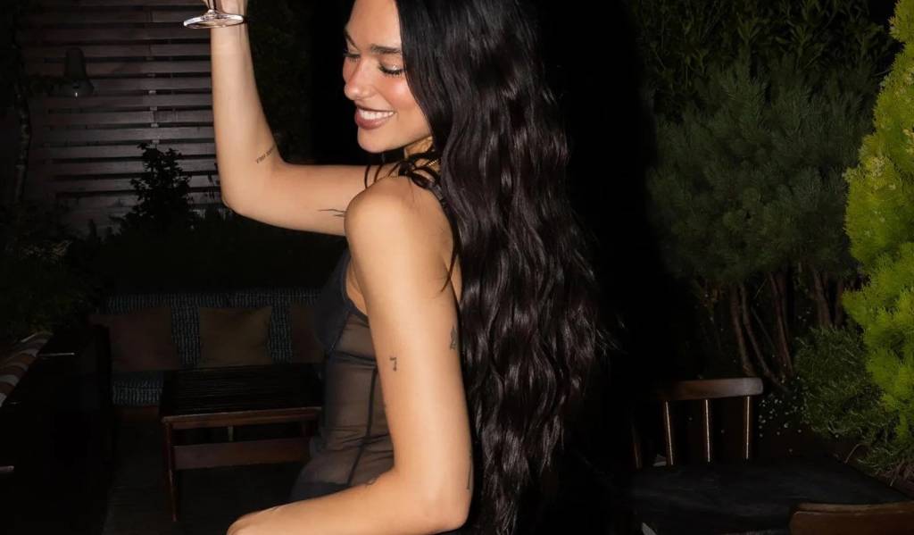 Corpo em evidência: como se inspirar nos vestidos transparentes de Dua Lipa?