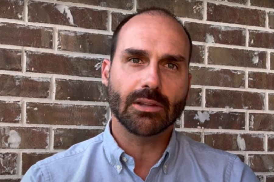 Nos EUA, Eduardo Bolsonaro diz que não vai renunciar ao mandato