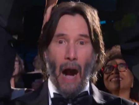 A reação inusitada de Keanu Reeves ao ser ‘seduzido’ por ator em premiação