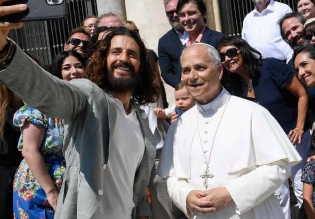 Elenco de ‘The Chosen’ tieta papa Leão XIV no Vaticano