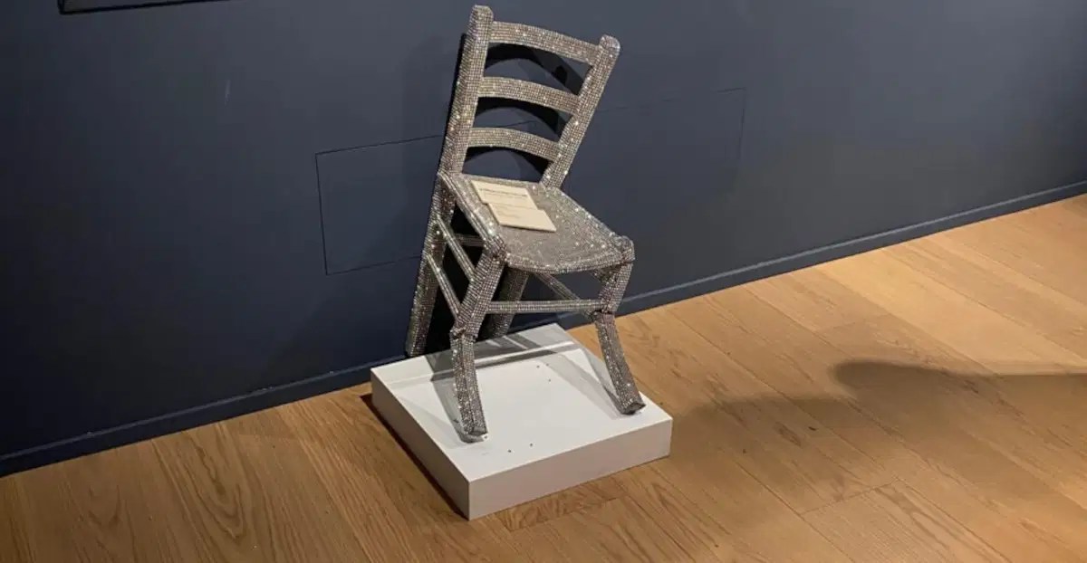 O estrago feito por turista na cadeira Van Gogh no museu Palazzo Maffei em Verona -