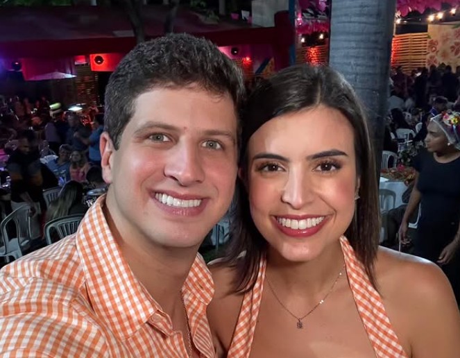 A saia-justa de Tabata Amaral com o namorado, João Campos