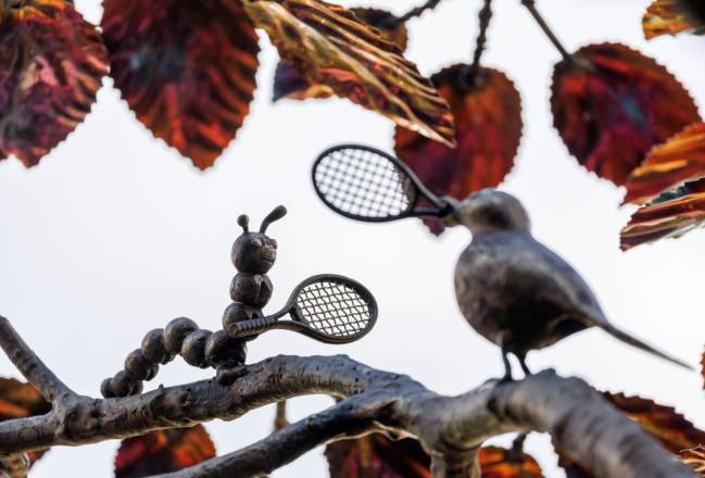 Detail of a decorative sculpture of a worm and a bird on The Serving Ace Meeting Tree ahead of The Championships 2023. Held at The All England Lawn Tennis Club, Wimbledon. Day -11 Thursday 22/06/2023. Credit: AELTC/Chloe Knott.
