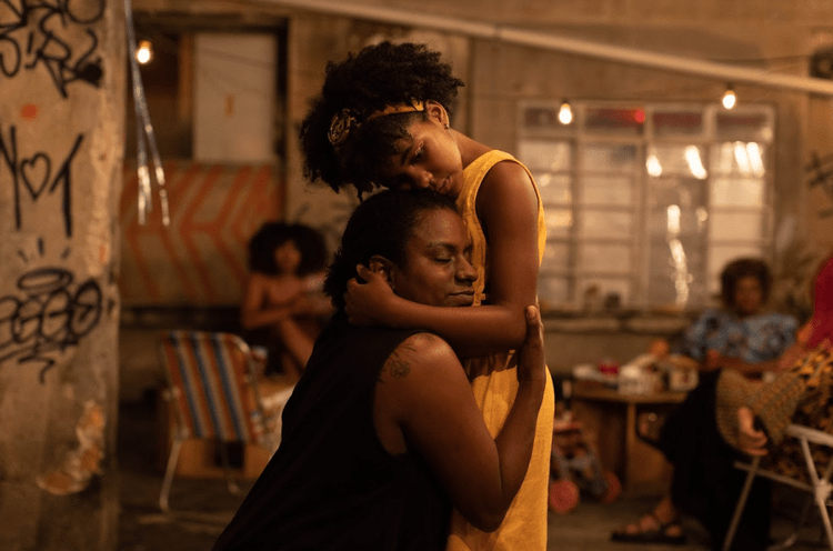 Atriz de filme de Anna Muylaert transforma dor em arte; foto exclusiva