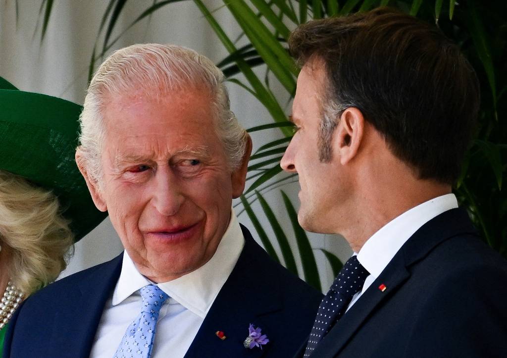 Rei Charles III aparece com olho vermelho em visita de Macron ao Reino Unido: saiba o motivo