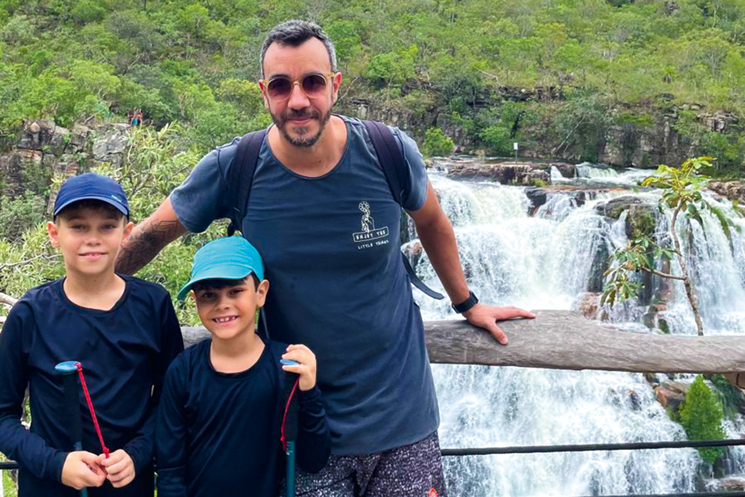 EM NOME DOS FILHOS - Pai de Theo, 10 anos (&agrave; esq.), e Tito, 7, o arquiteto Rafael Gomes, 40, se esfor&ccedil;ou para chegar a um acordo com a ex-mulher e p&ocirc;r o interesse dos filhos &agrave; frente das diferen&ccedil;as que levaram ao div&oacute;rcio. &ldquo;Separamos o que era o fim da rela&ccedil;&atilde;o conjugal de nossos pap&eacute;is como pai e m&atilde;e, situa&ccedil;&atilde;o que vai durar para sempre&rdquo;, diz o carioca, que divide todas as decis&otilde;es com a m&atilde;e dos meninos