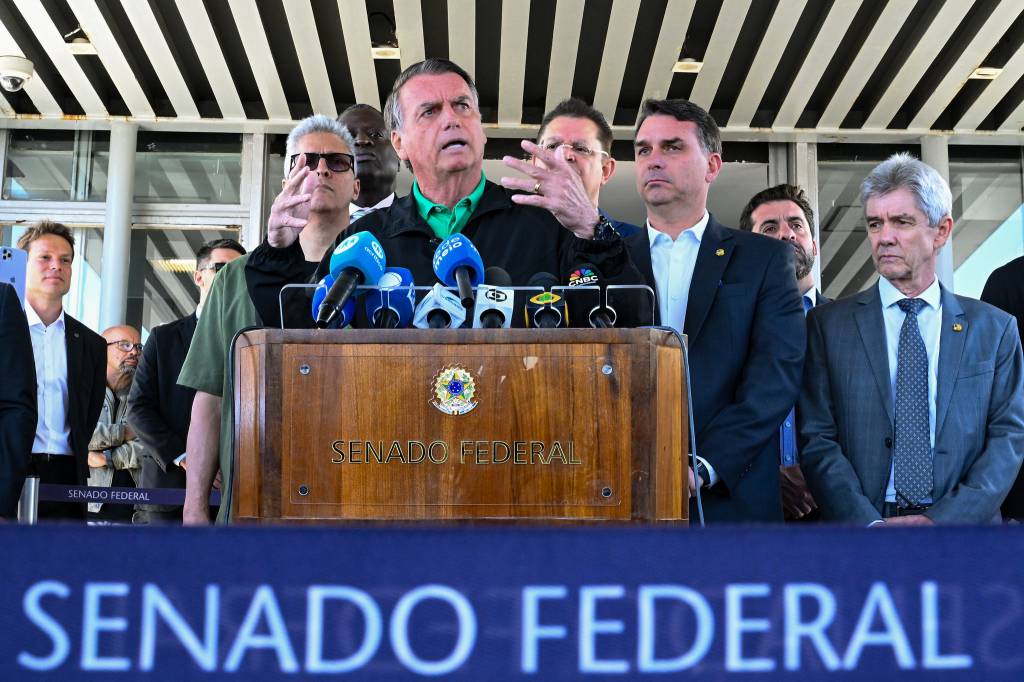 Bolsonaro confirma pré-candidatura de Michelle ao Senado pelo DF