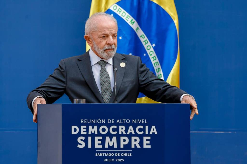 Democracia está perdendo espaço para a extrema direita, diz Lula