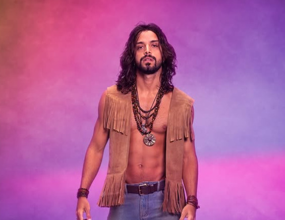 A preparação ‘suada’ de Rodrigo Simas para nudez no musical ‘Hair’