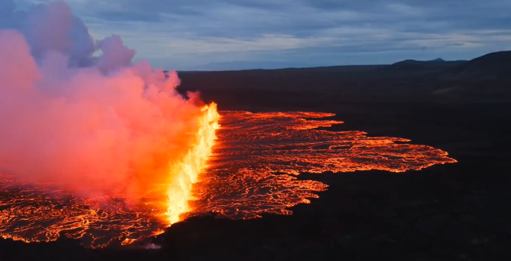 Vulcão na Islândia entra em erupção pela nona vez desde 2023; veja vídeos