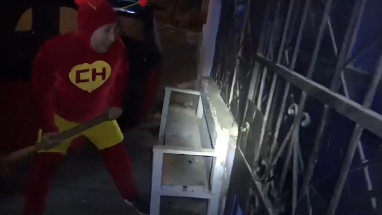 Policial vestido de Chapolin Colorado em operação no Peru. 18/07/2025