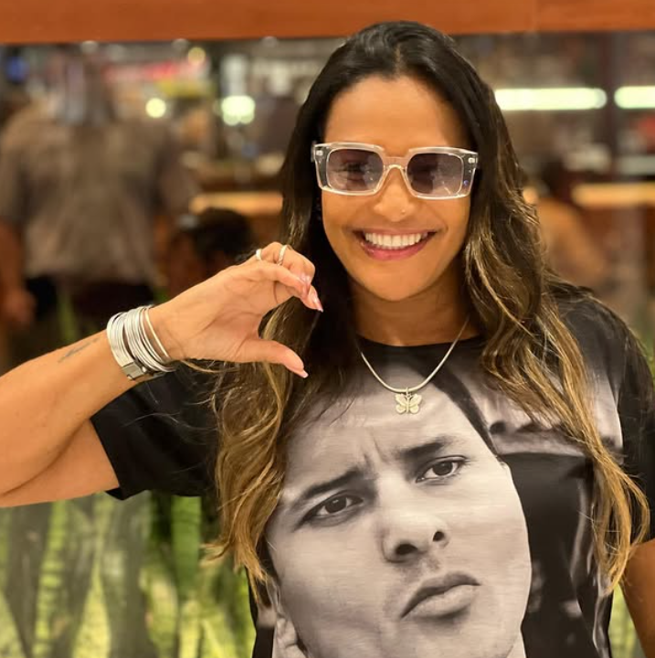 Márcia Gama, com blusa estampada em homenagem ao ex-marido, Marcinho VP.