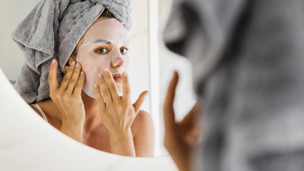 Mercado da beleza movimenta bilhões, mas boa parte dos brasileiros corre riscos